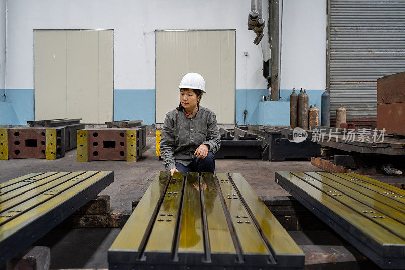 一位女工在金属机械厂工作