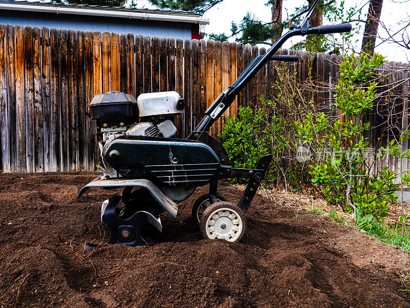 软耕土壤中的花园分蘖机。