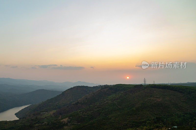 日落在丘陵和山脉的越南中央高地