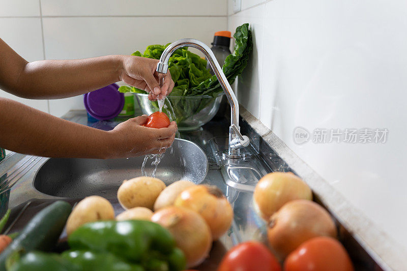 女性手洗蔬菜和消毒