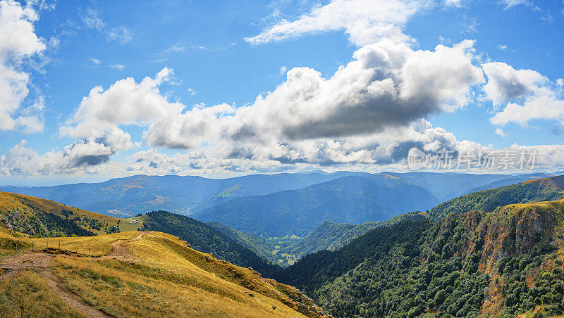 在一个美丽的夏日，从霍内克山顶俯瞰孚日山脉