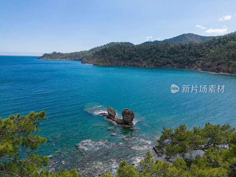 海景，大海里的两块大石头，海景