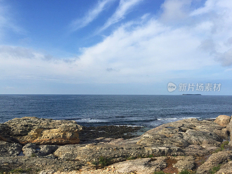 海岸线，岩石，大海和天空的背景