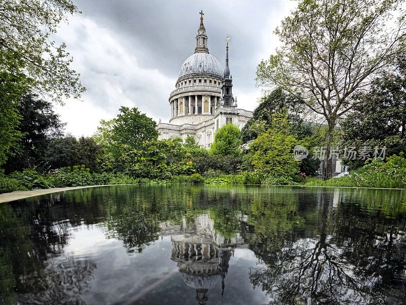 英国伦敦，圣保罗大教堂倒映在水面上