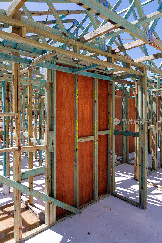 住房建设。内部木结构框架。胶合板支撑。