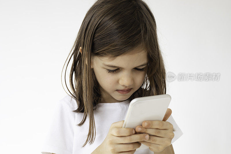 7岁女孩使用智能手机
