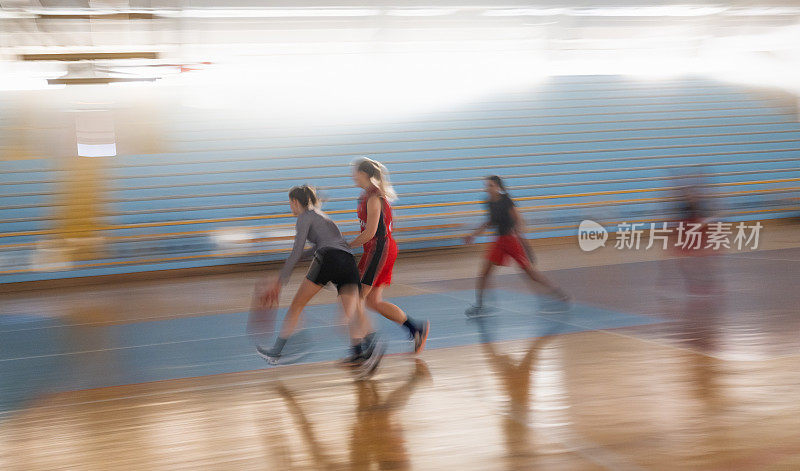 职业女子篮球运动员室内训练。运动模糊