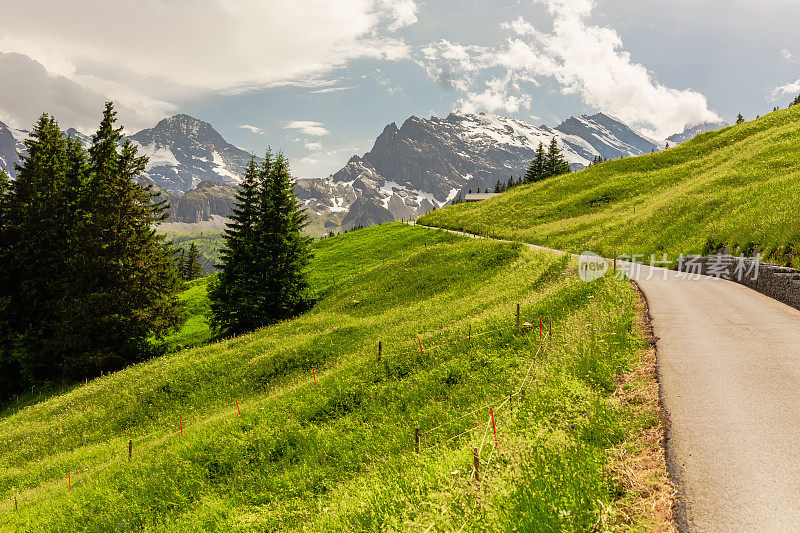 山路。Lauterbrunnen。瑞士。山的风景。伯尔尼州。穆伦村
