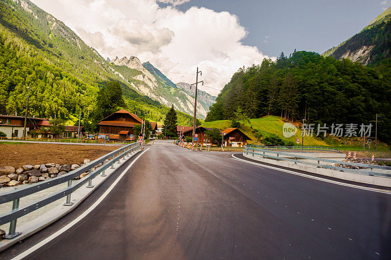 山路。Lauterbrunnen。瑞士的风景。伯尔尼州。穆伦村