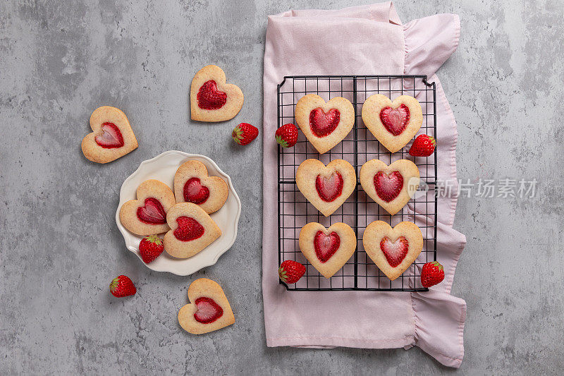 心形草莓酥饼饼干与干草莓。顶视图平面铺设背景