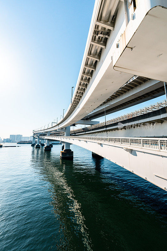 日本东京台场湾彩虹桥的支柱