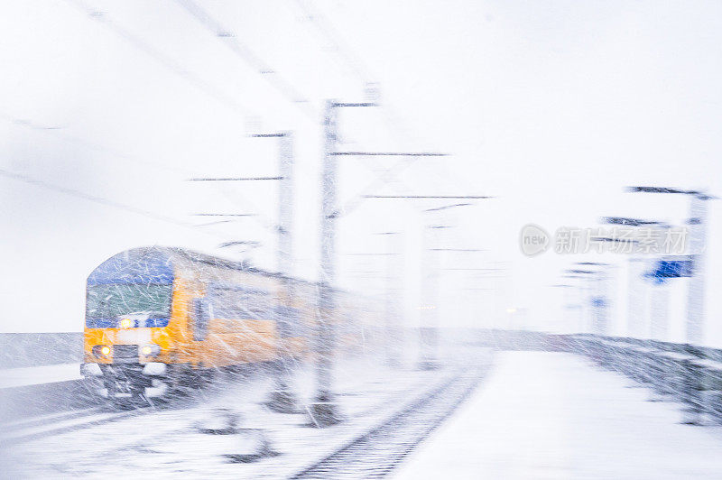 荷兰铁路公司的城际列车行驶在雪地上