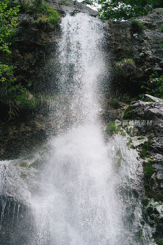 瀑布从陡峭的悬崖上倾泻而下