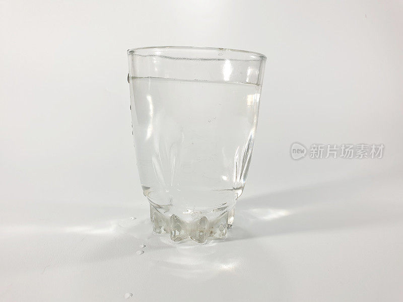 盛满饮用水的玻璃杯被隔离在白色背景上