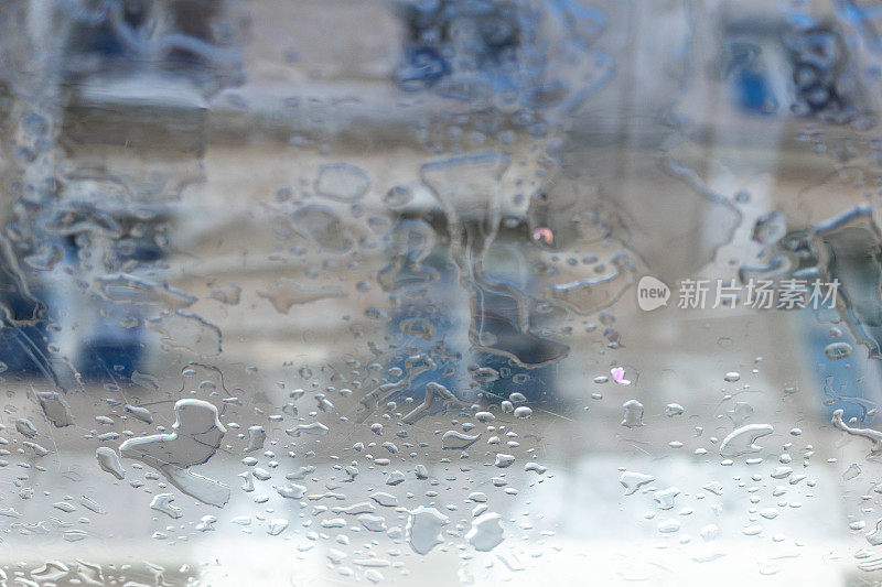 雨滴落在玻璃板上