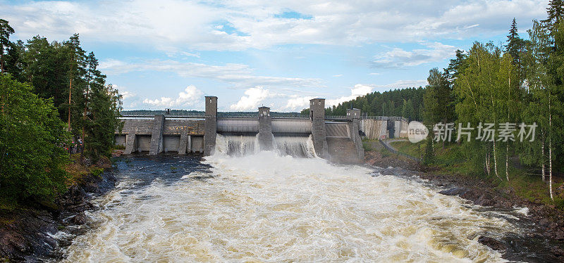 大坝打开了水闸，水流湍急。芬兰伊马特拉的旧Vuoksa河床。