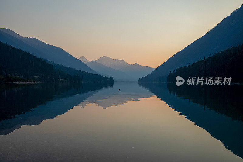 晨光照在湖面和山间