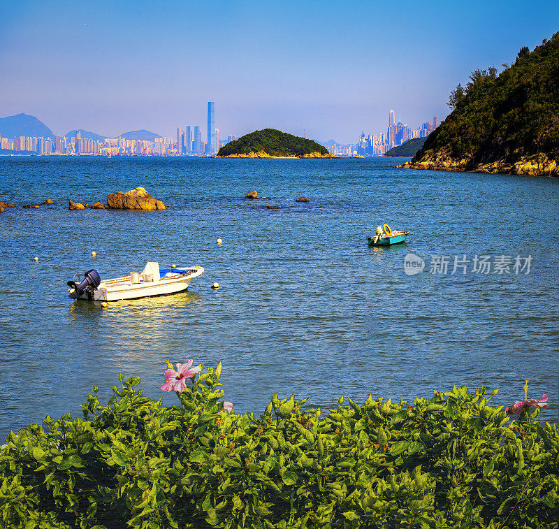 从平洲岛的海滩俯瞰香港岛和西九龙。