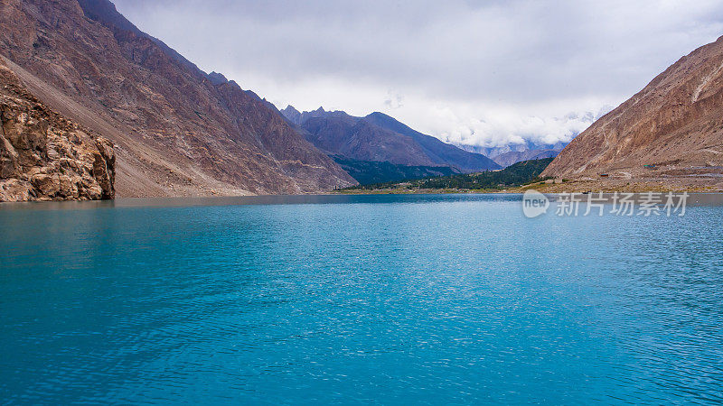 在晴朗的天气里欣赏阿塔巴德湖和山脉的美景。