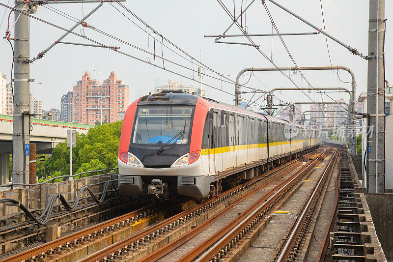 城市轻轨列车正在行驶