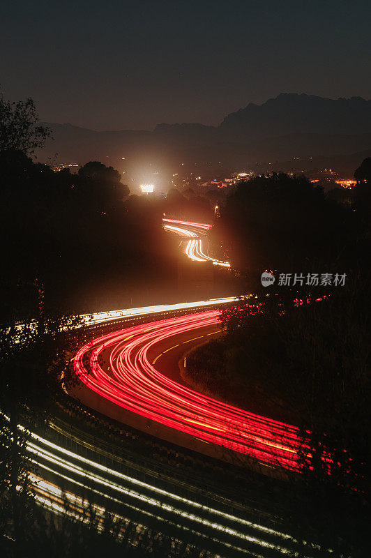 夜晚的高速公路上有灯光