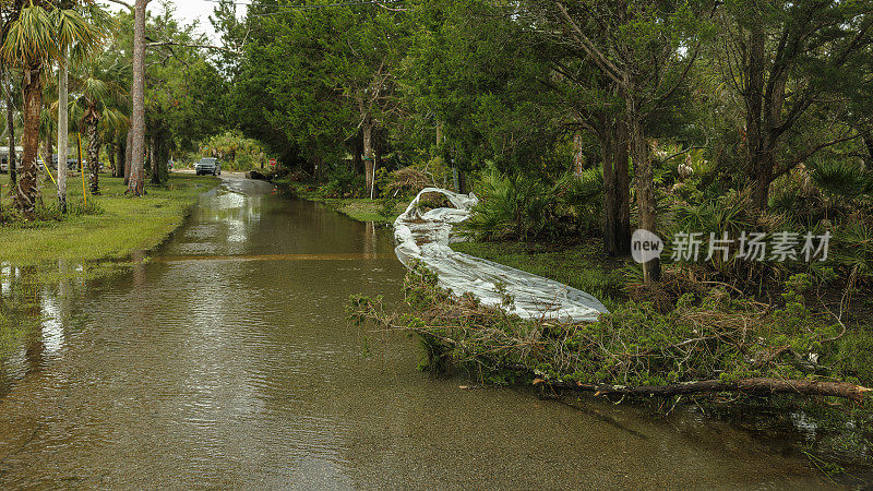 在北佛罗里达斯坦哈奇，泥石流和倒下的树木横过被洪水淹没的道路。风暴登陆后果