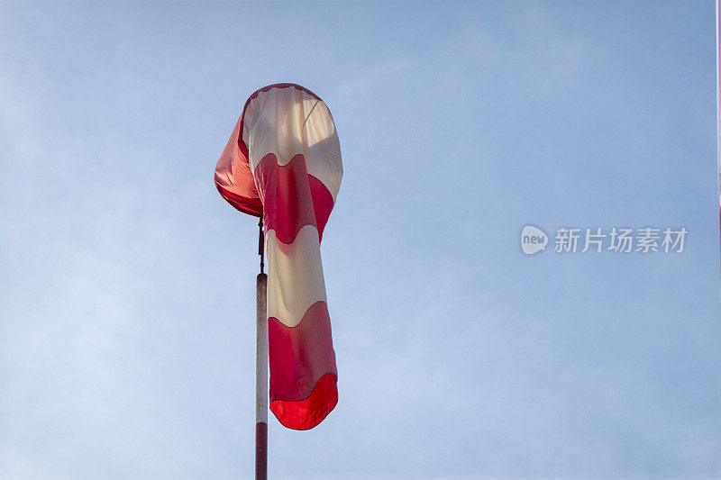 风吹着蓝天，风平浪静