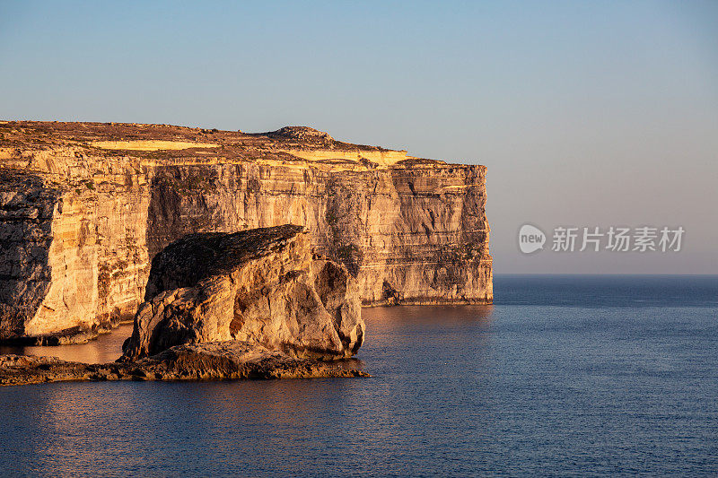 戈佐岛(马耳他)海边的悬崖。