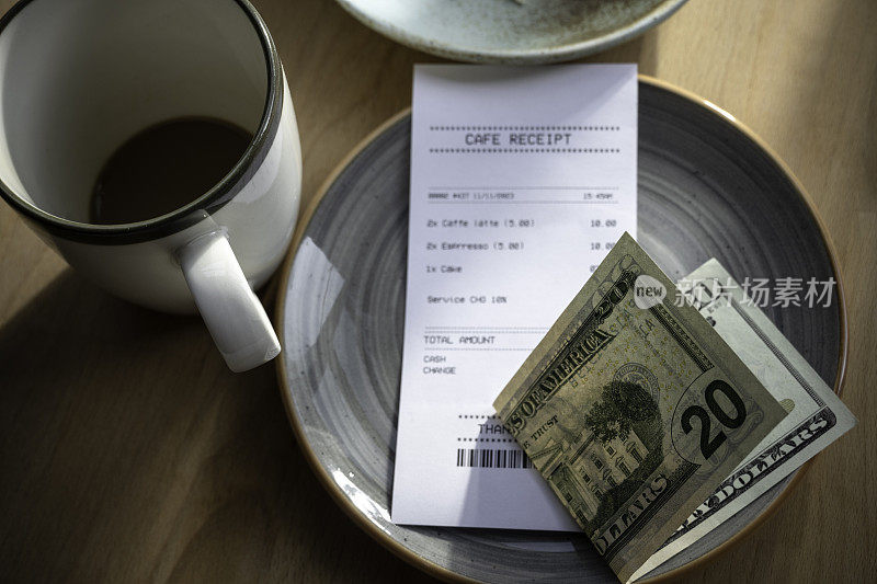 咖啡收据和现金在咖啡桌上。