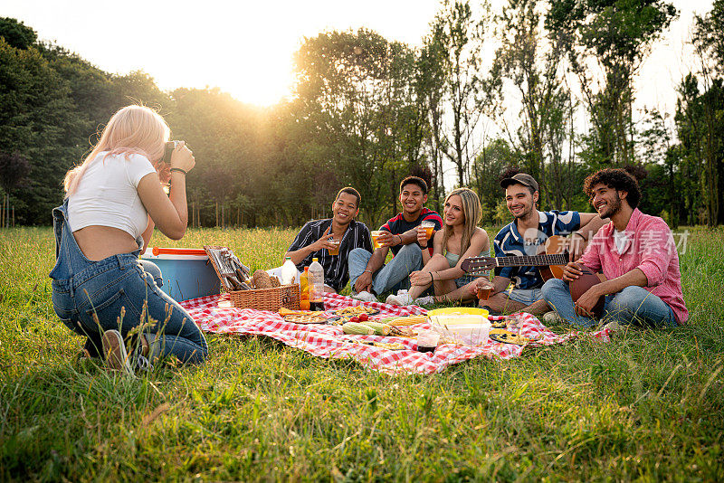 一群多民族青少年在公园户外野餐