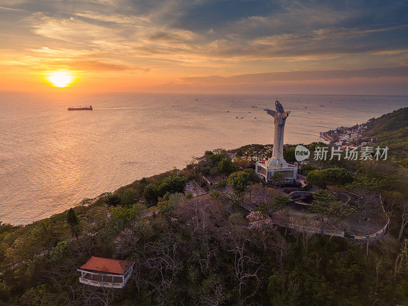 鸟瞰越南凤头市，俯瞰这座宁静美丽的海滨城市，站在凤头市Nho山上的基督雕像后面。