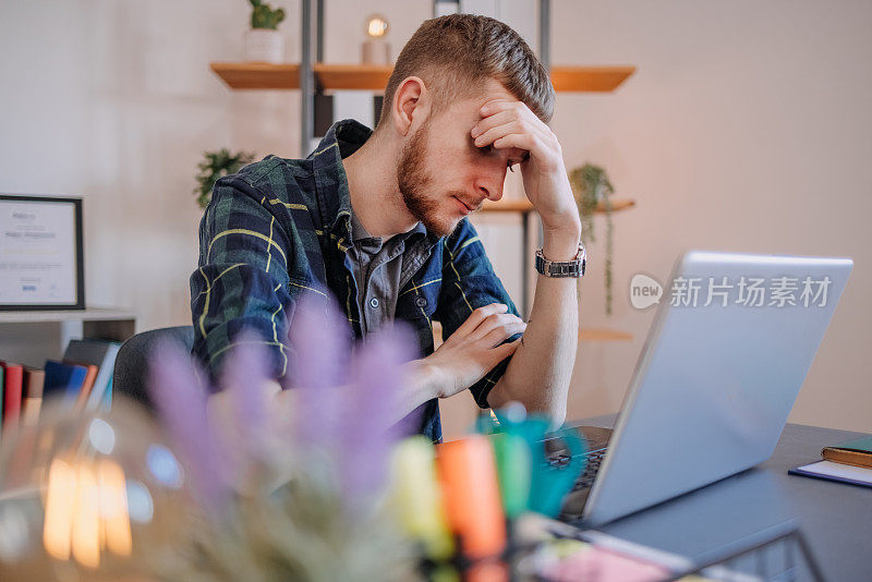 年轻人在家办公，不敢相信他在笔记本电脑上看到的东西