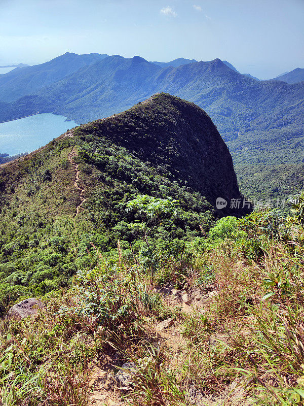 从香港大屿山西狗牙岭眺望风景