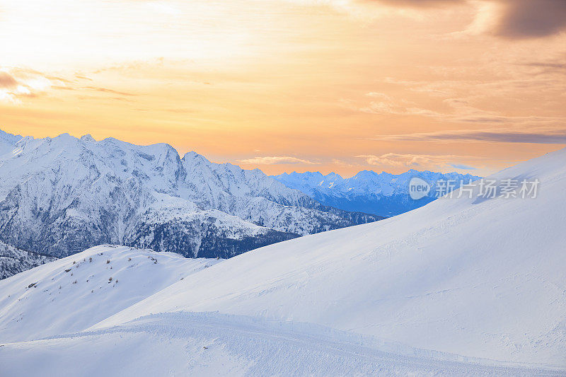 全景冬季景观阿尔卑斯山峰。在滑雪胜地的顶端。享受日落阳光滑雪胜地。粉雪雪山白云石超级滑雪场。滑雪胜地。塞拉隆达，意大利，欧洲