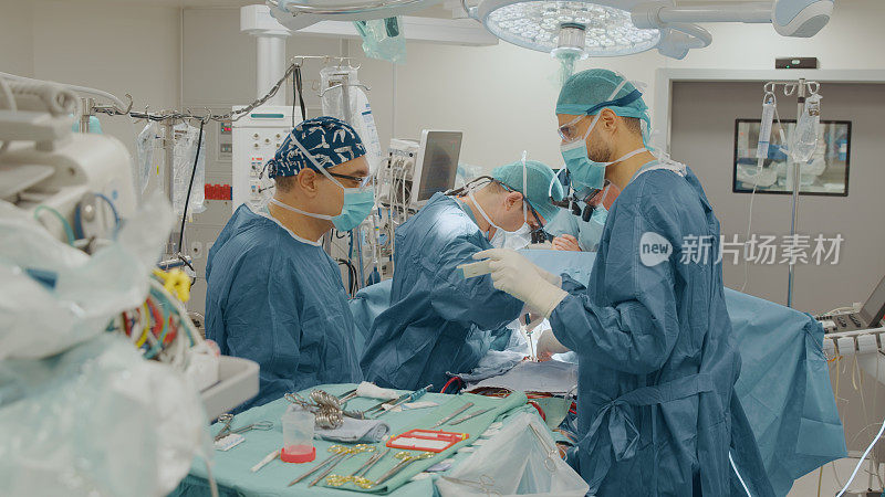 外科医生在手术室里一边做手术一边交谈