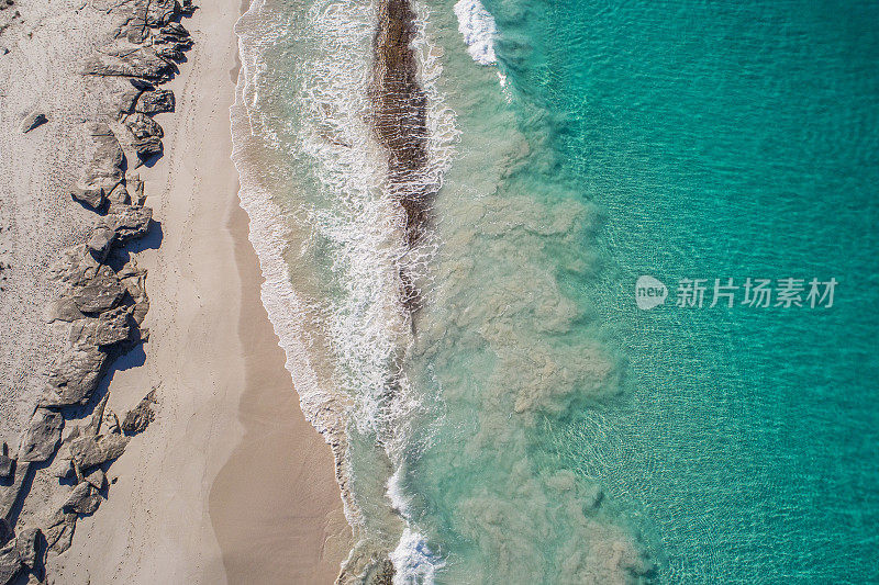 海滨鸟瞰图，沙滩和海水蓝色的海洋