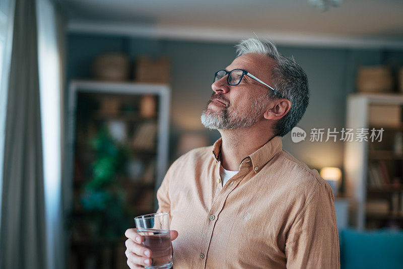 成熟男人抬头看