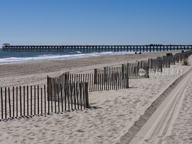 沙丘屏障栅栏和海滩沿默特尔海滩南卡罗来纳州