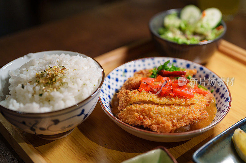 餐馆里供应的传统日本猪肉咖喱饭便当