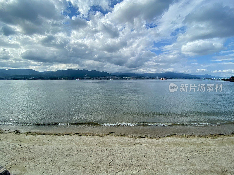 日本-广岛附近的宫岛町岛(严岛)-海滩