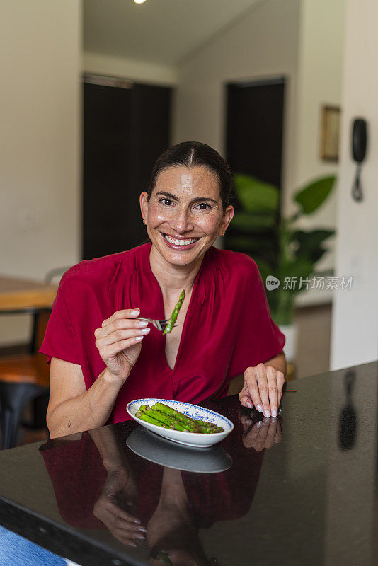 漂亮的成年女人在家里吃午饭