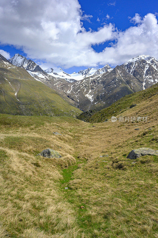 春天，在奥地利Vent村附近的Tiroler阿尔卑斯山的山景