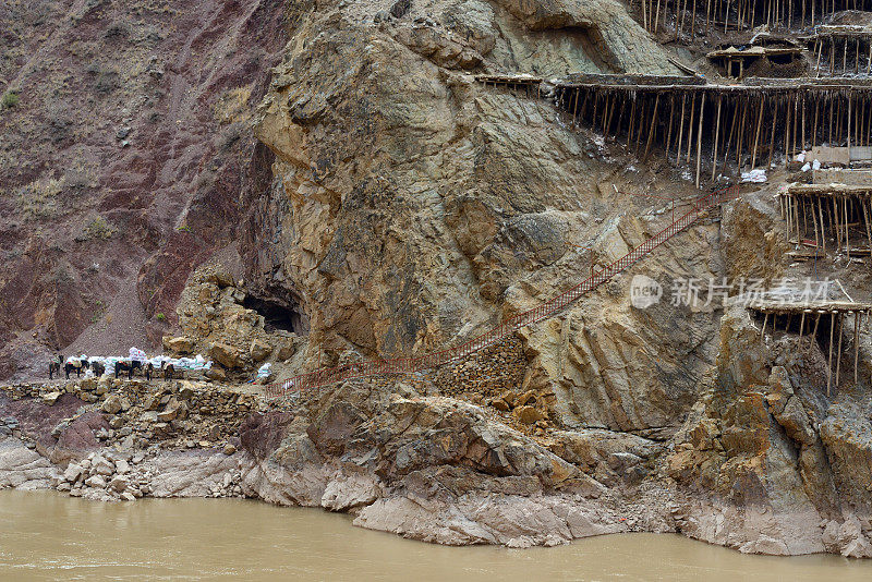 在有着1300年历史的中国云南省澜沧江(湄公河)畔的曼康县，骡子正在等待从老盐矿和水井中运盐。