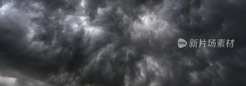 戏剧性的黑暗风暴云黑色的天空背景。雨季乌云密布。全景气象危险风暴灾害气候。暗云景风暴云与复制空间。