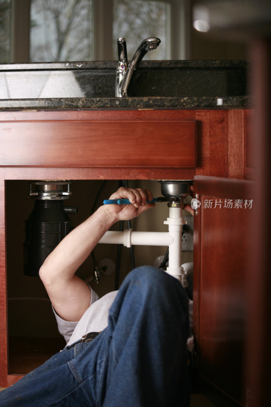 安装厨房水槽的专业水管工