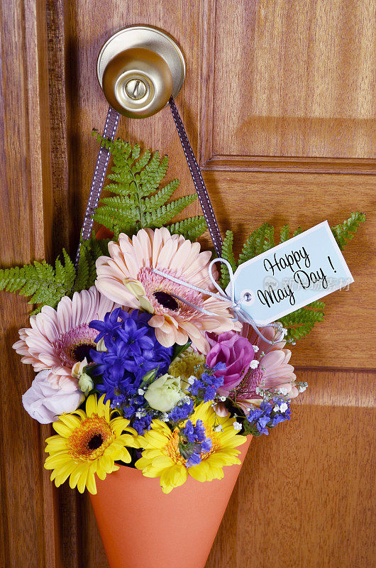 门上鲜花，送上五一快乐礼物。