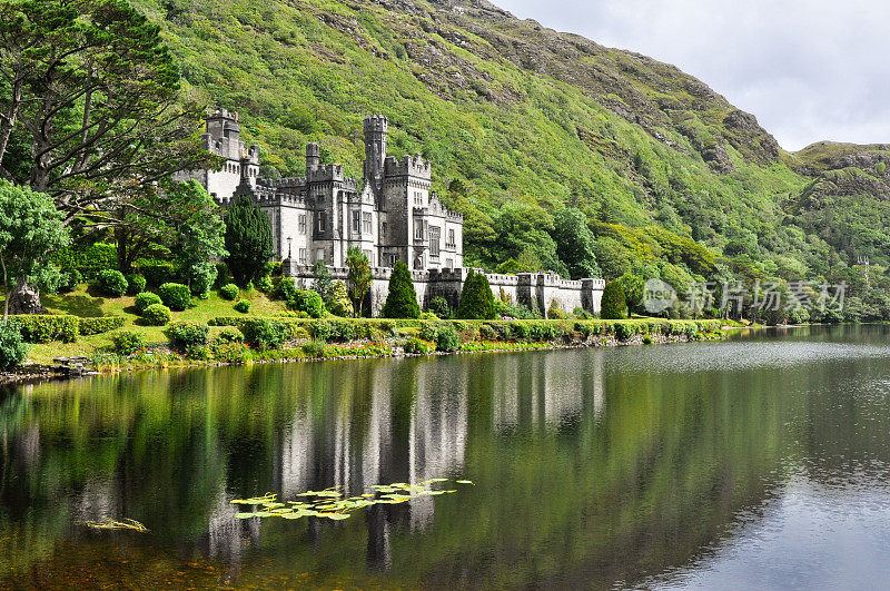 在爱尔兰，从树林附近的Kylemore修道院的水上观看