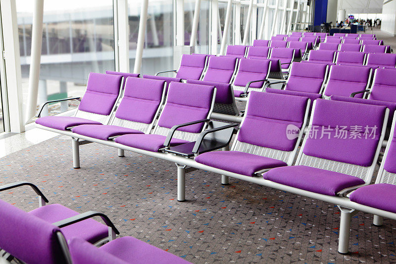 机场的一排紫色椅子
