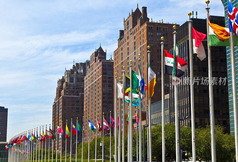 联合国总部悬挂旗帜