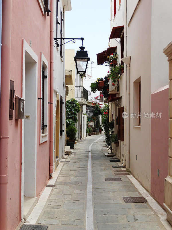 希腊rethymno市九重葛中的传统街道